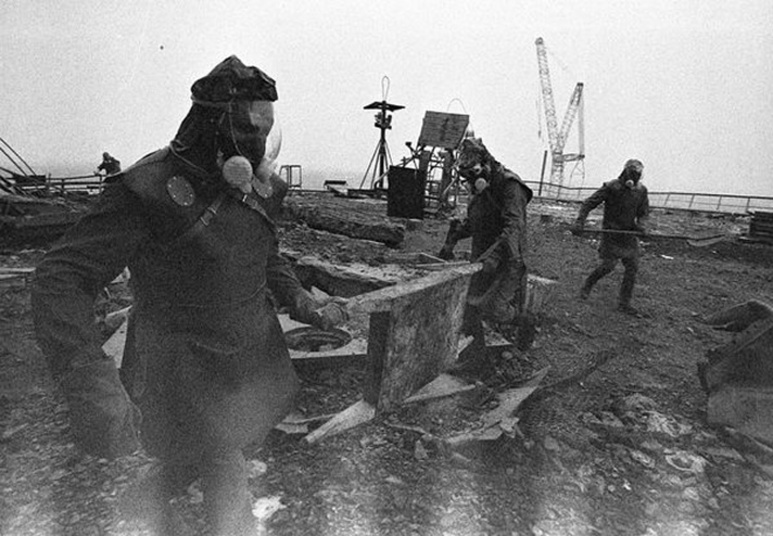 Chernobyl's liquidators cleaning up (Soviet Army)