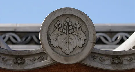 The Kirimon on a roof tile