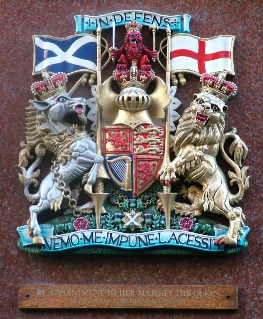 The Royal Warrant outside Jenners in Edinburgh showcasing the use of the Scottish version of the Royal Arms (via Tagishsimon/Wikimedia Commons)